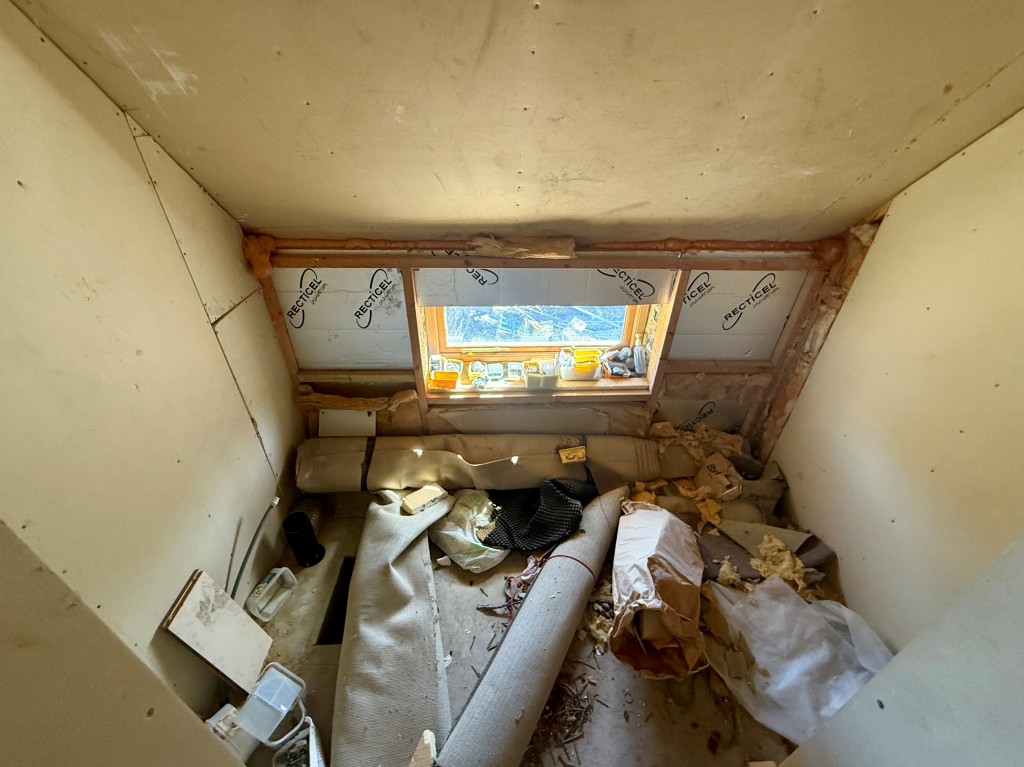 Lot: 41 - LARGE HOUSE AND FIVE GARAGES WITH POTENTIAL - Bedroom three potential en-suite